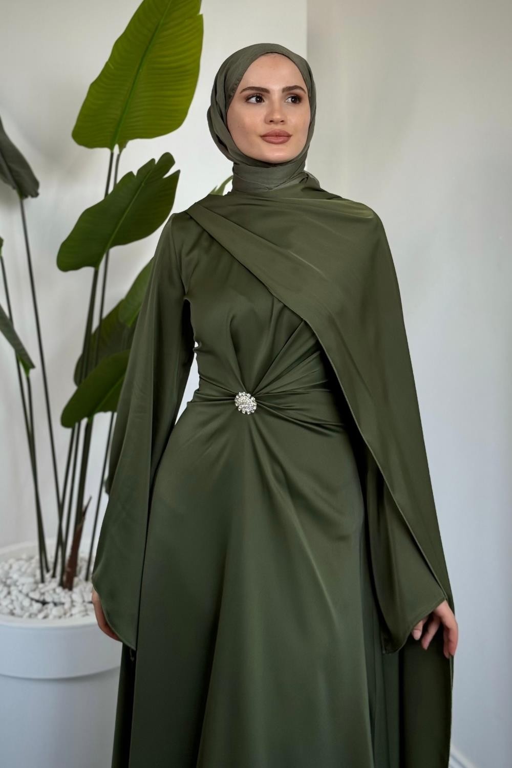 Wave Broşlu Pelerinli Saten Abiye Haki