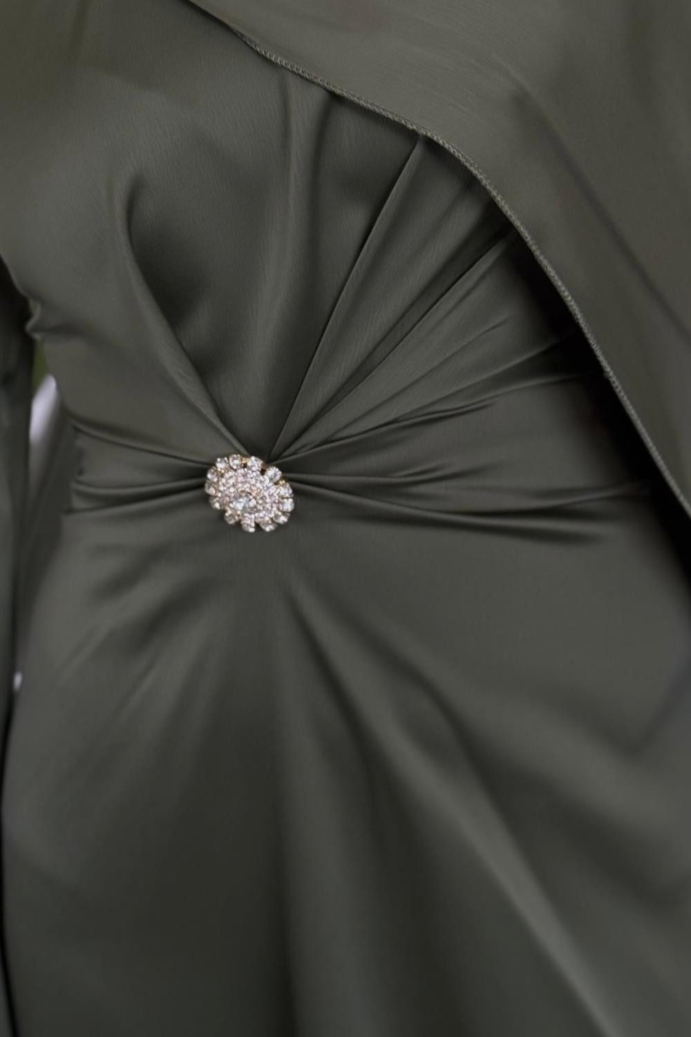 Wave Broşlu Pelerinli Saten Abiye Haki