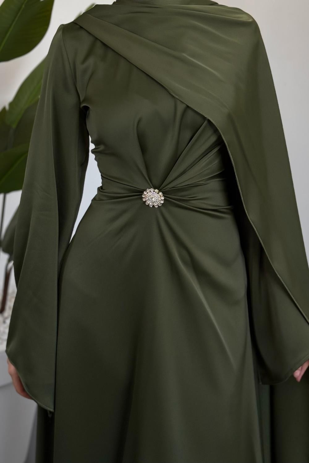 Wave Broşlu Pelerinli Saten Abiye Haki