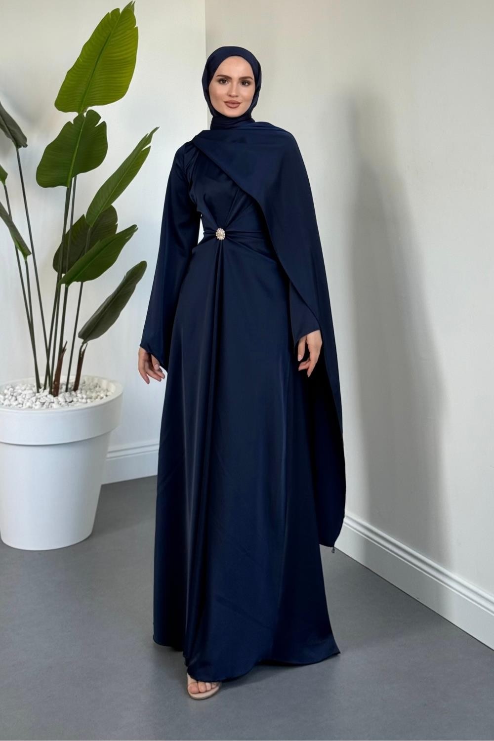 Wave Broşlu Pelerinli Saten Abiye Lacivert