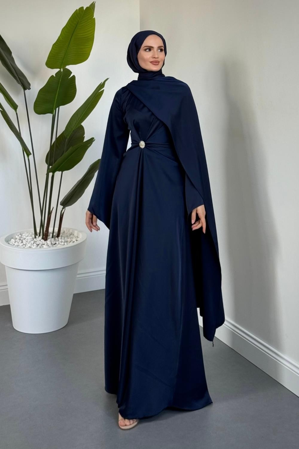 Wave Broşlu Pelerinli Saten Abiye Lacivert