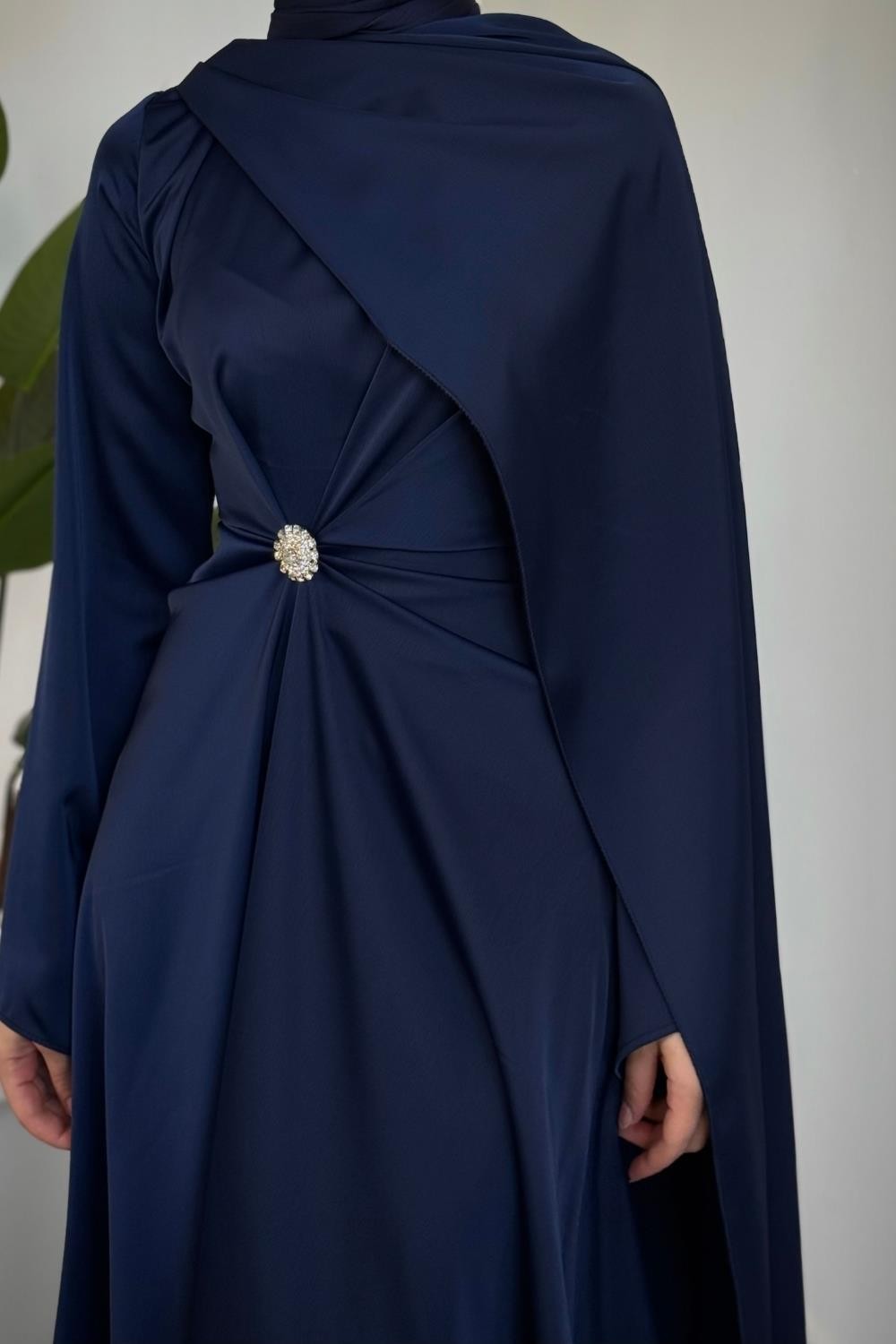 Wave Broşlu Pelerinli Saten Abiye Lacivert