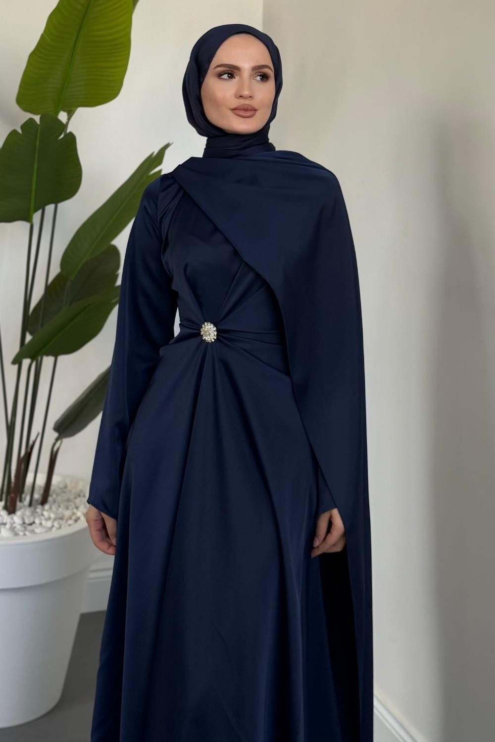 Wave Broşlu Pelerinli Saten Abiye Lacivert