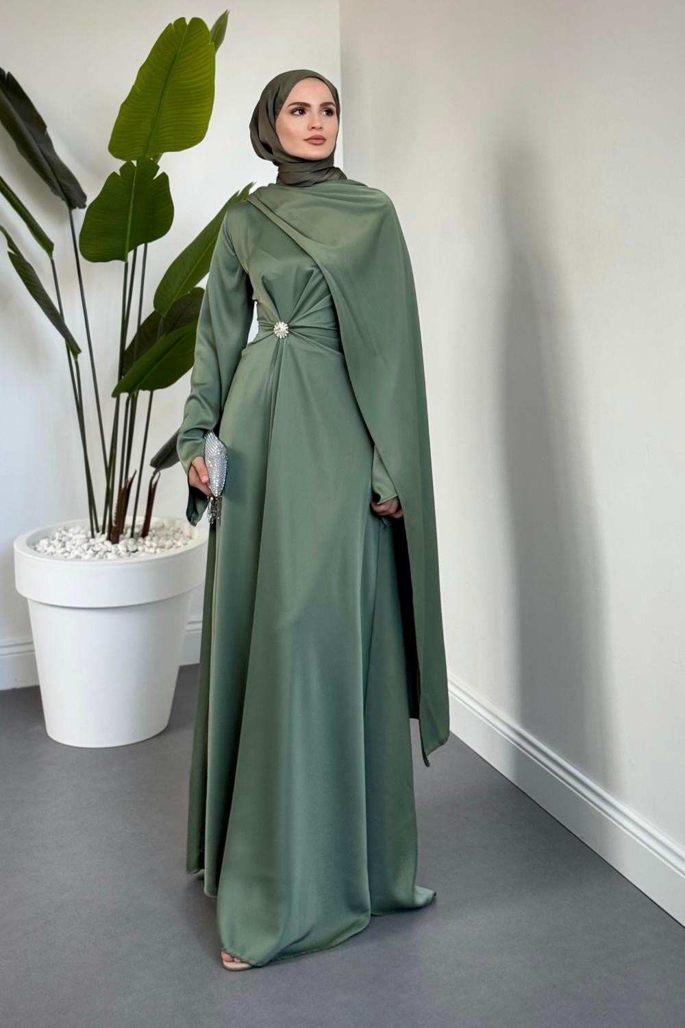 Wave Broşlu Pelerinli Saten Abiye Mint