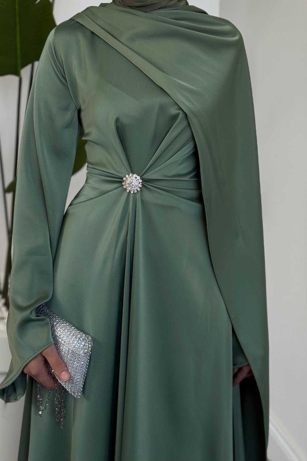 Wave Broşlu Pelerinli Saten Abiye Mint