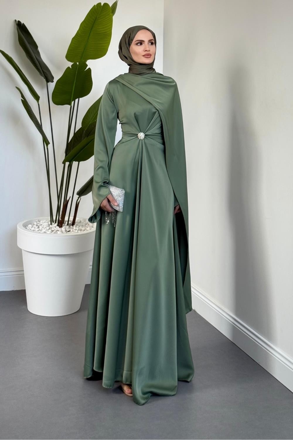 Wave Broşlu Pelerinli Saten Abiye Mint