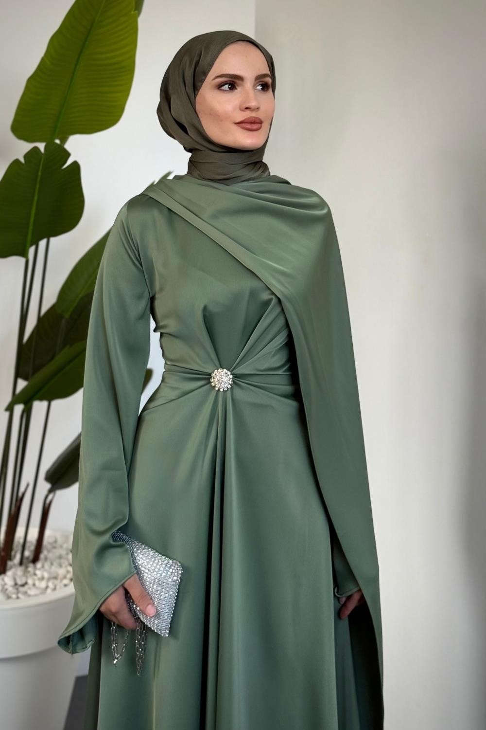 Wave Broşlu Pelerinli Saten Abiye Mint