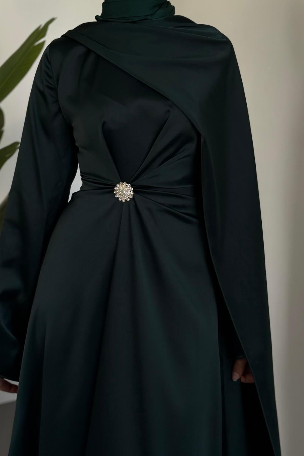 Wave Broşlu Pelerinli Saten Abiye Petrol Yeşili