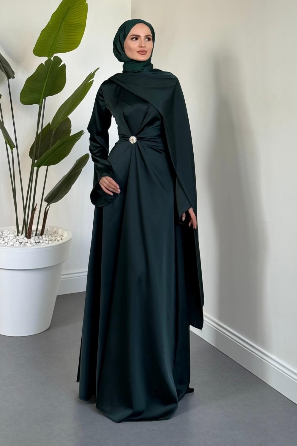 Wave Broşlu Pelerinli Saten Abiye Petrol Yeşili