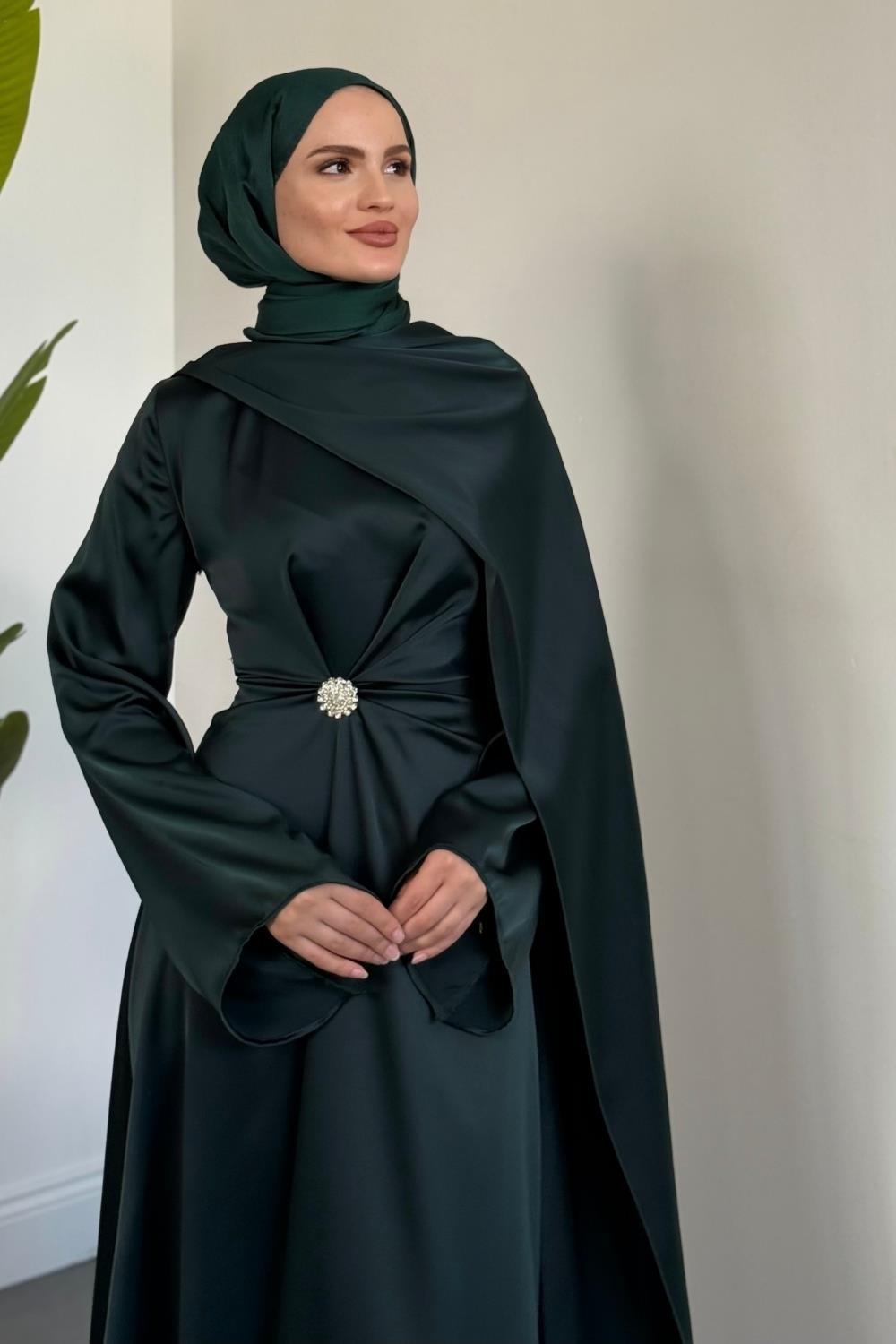 Wave Broşlu Pelerinli Saten Abiye Petrol Yeşili