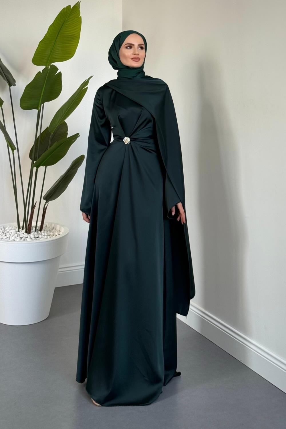 Wave Broşlu Pelerinli Saten Abiye Petrol Yeşili