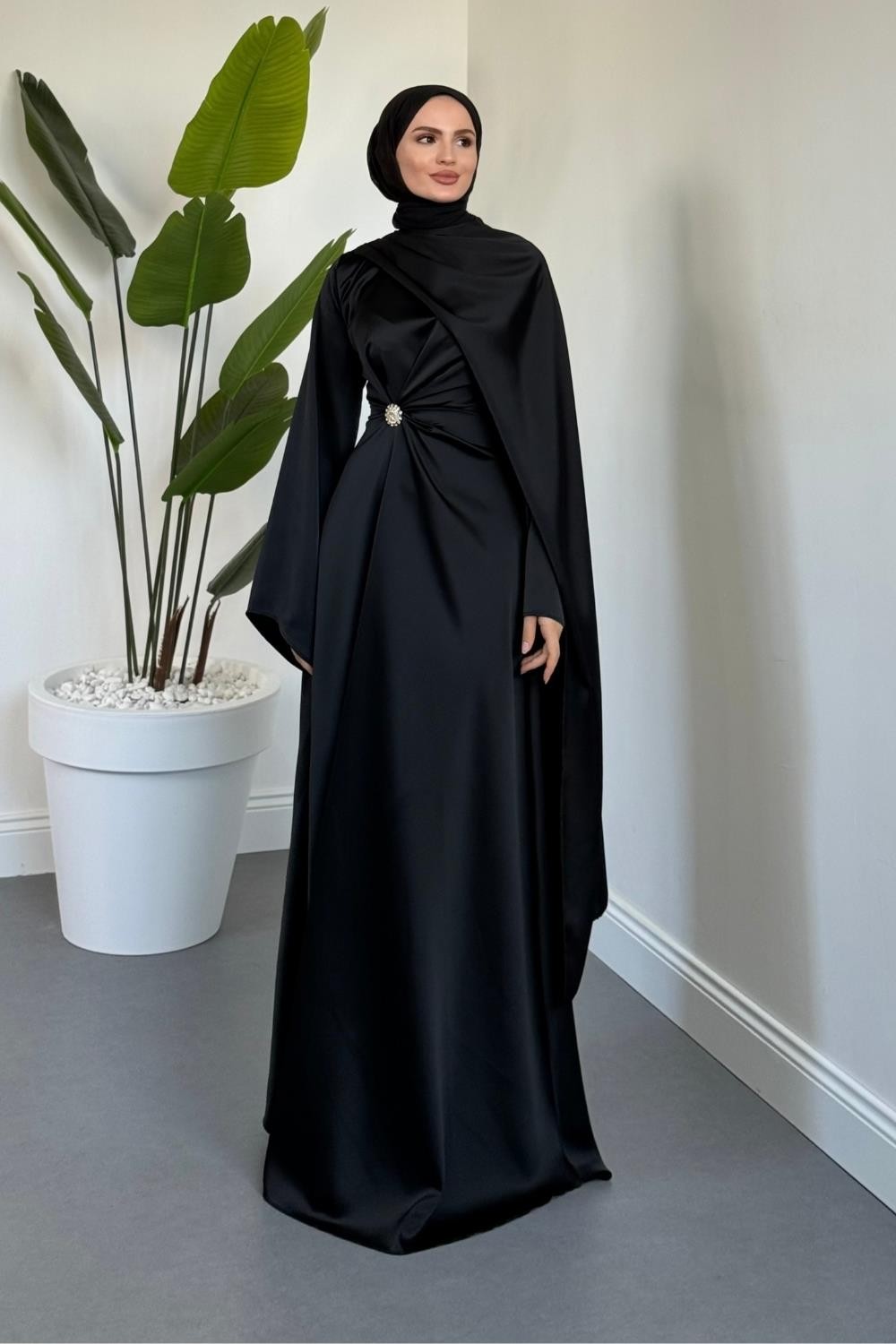 Wave Broşlu Pelerinli Saten Abiye Siyah