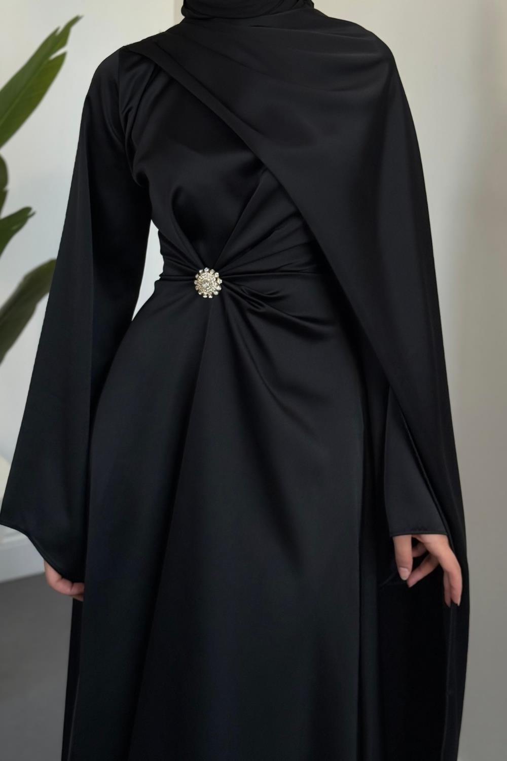 Wave Broşlu Pelerinli Saten Abiye Siyah