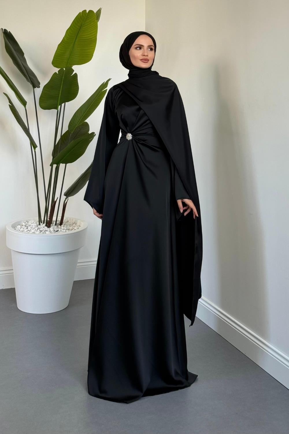 Wave Broşlu Pelerinli Saten Abiye Siyah