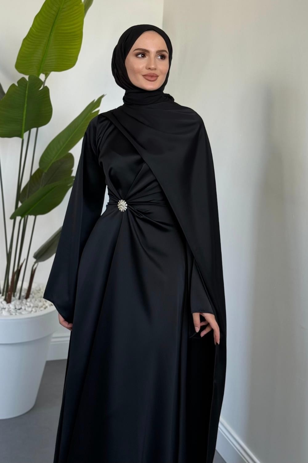 Wave Broşlu Pelerinli Saten Abiye Siyah