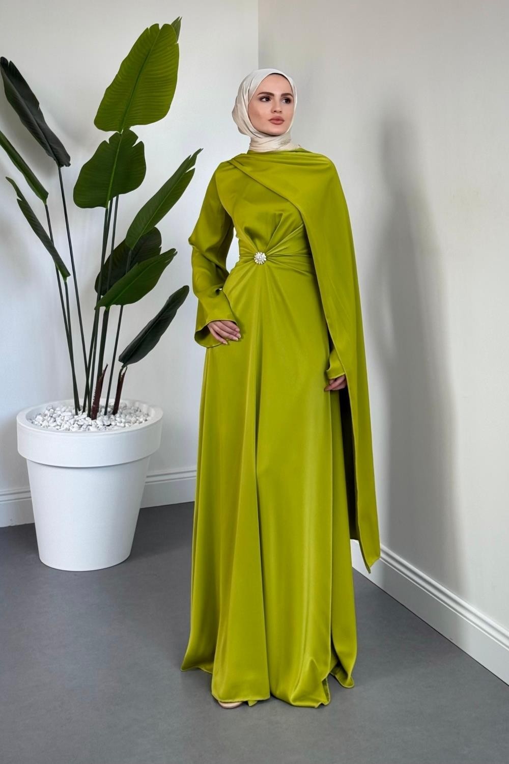 Wave Broşlu Pelerinli Saten Abiye Yağ Yeşili