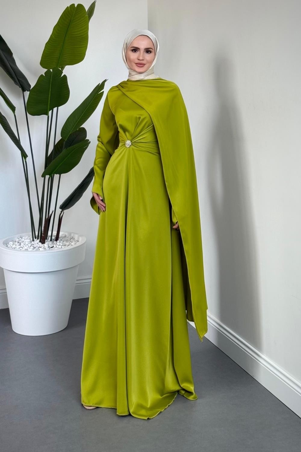 Wave Broşlu Pelerinli Saten Abiye Yağ Yeşili