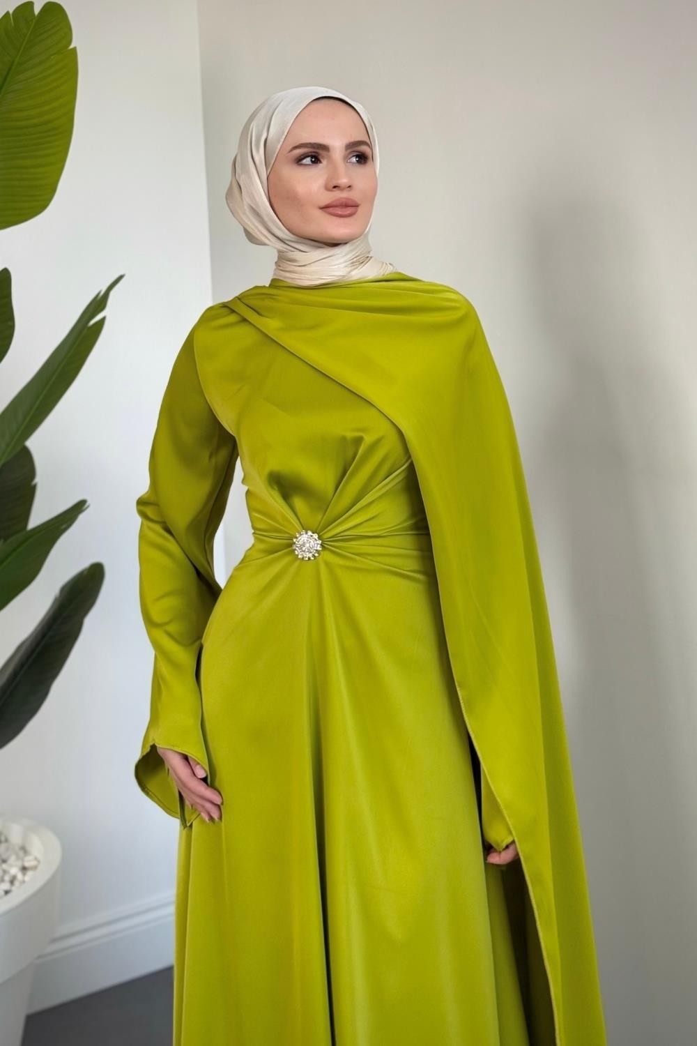 Wave Broşlu Pelerinli Saten Abiye Yağ Yeşili