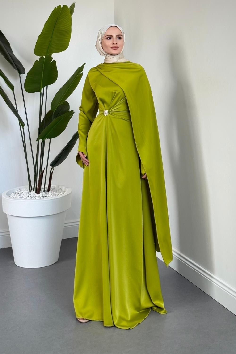 Wave Broşlu Pelerinli Saten Abiye Yağ Yeşili