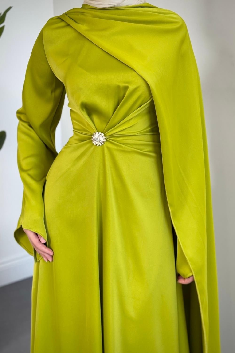 Wave Broşlu Pelerinli Saten Abiye Yağ Yeşili