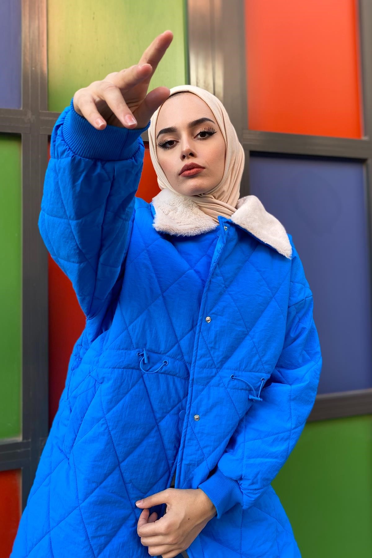 Yakası Kürklü Kapütone Mont Saks