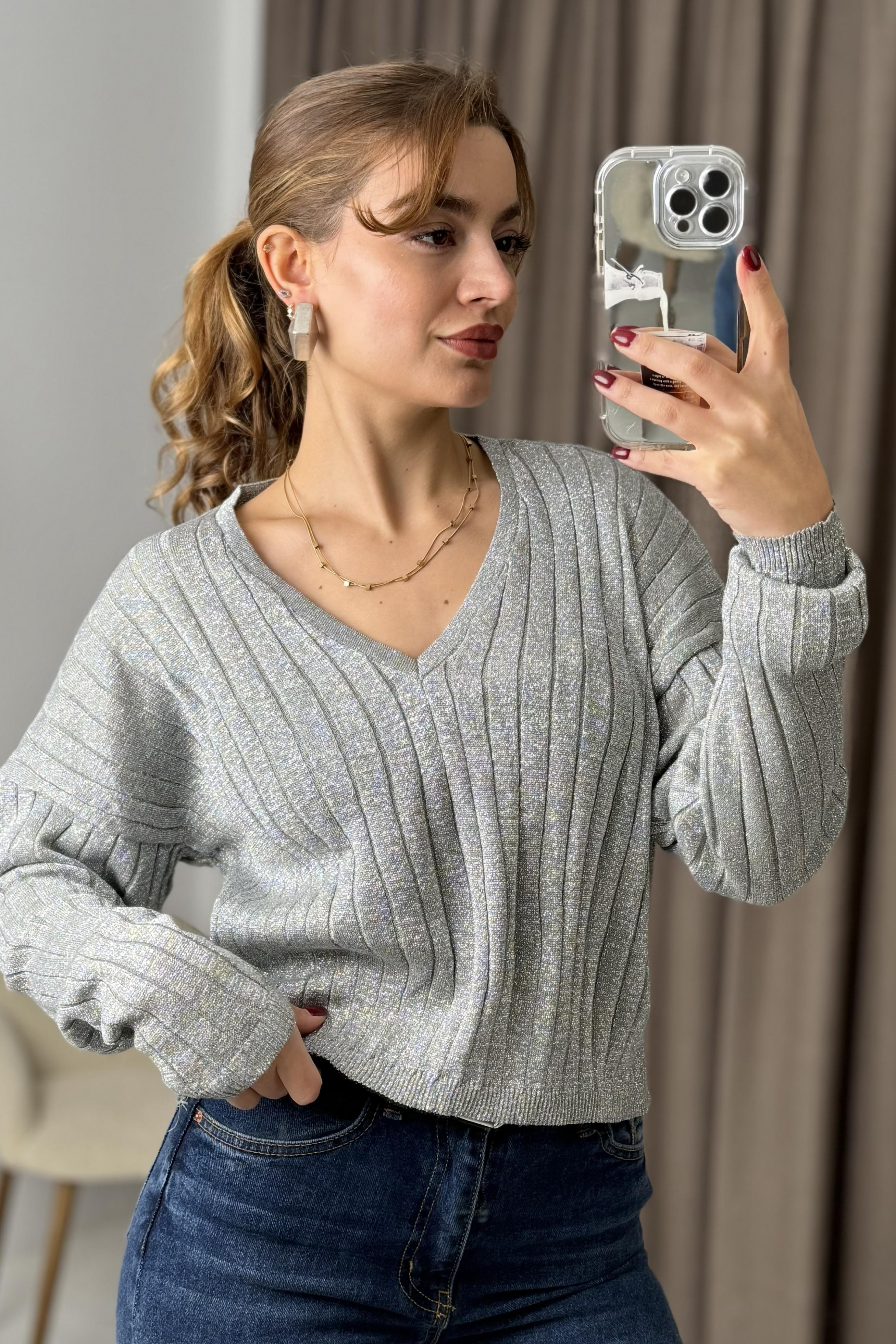 Kadın Simli Kısa V yaka Oversize Triko Kazak Gri