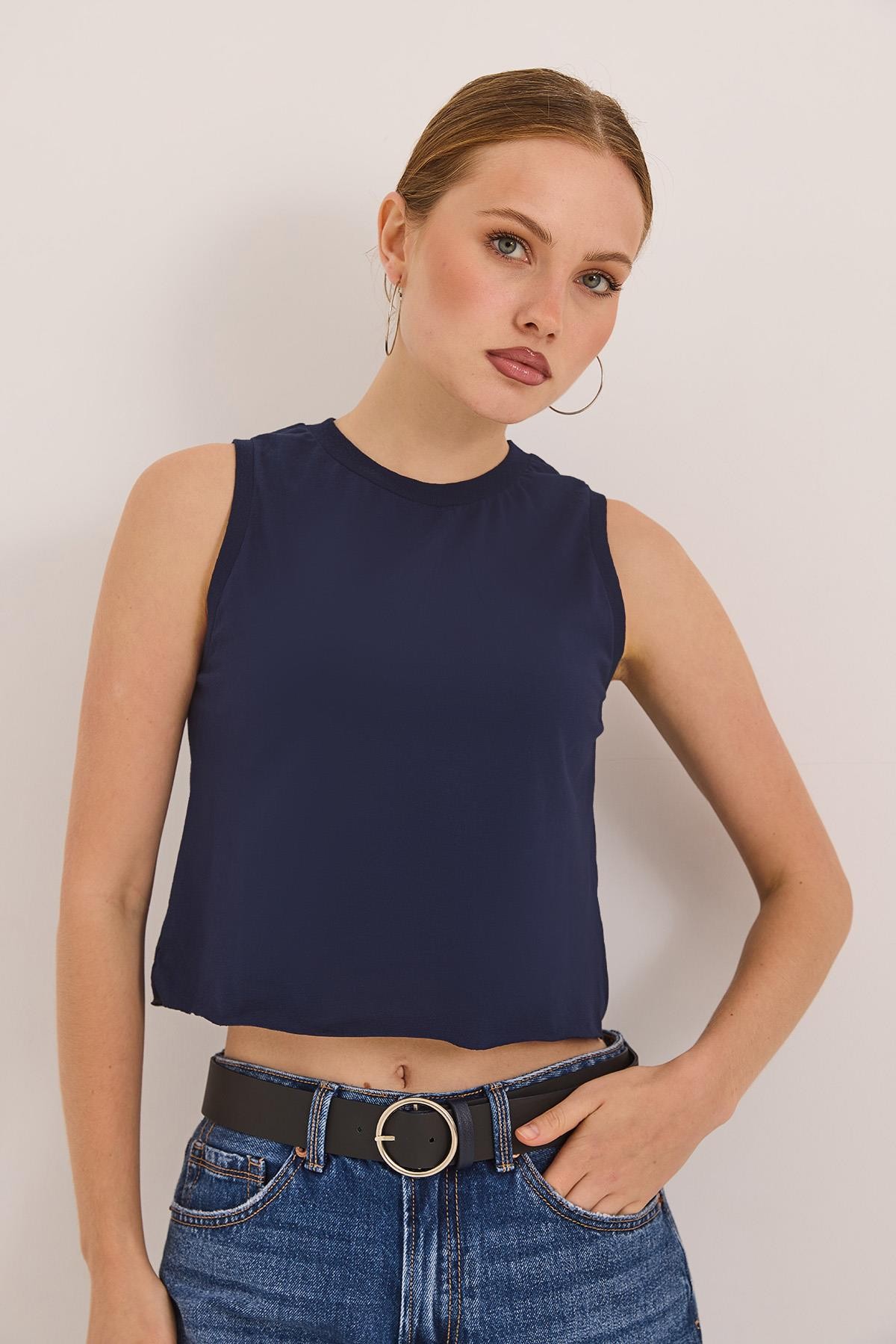 Sıfır Kol Yuvarlak Yaka Havalı Crop Tshirt Lacivert