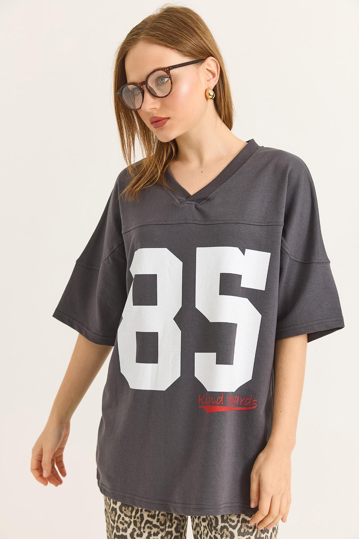 V Yaka Baskı Detaylı Rahat Kalıp Tshirt  Füme