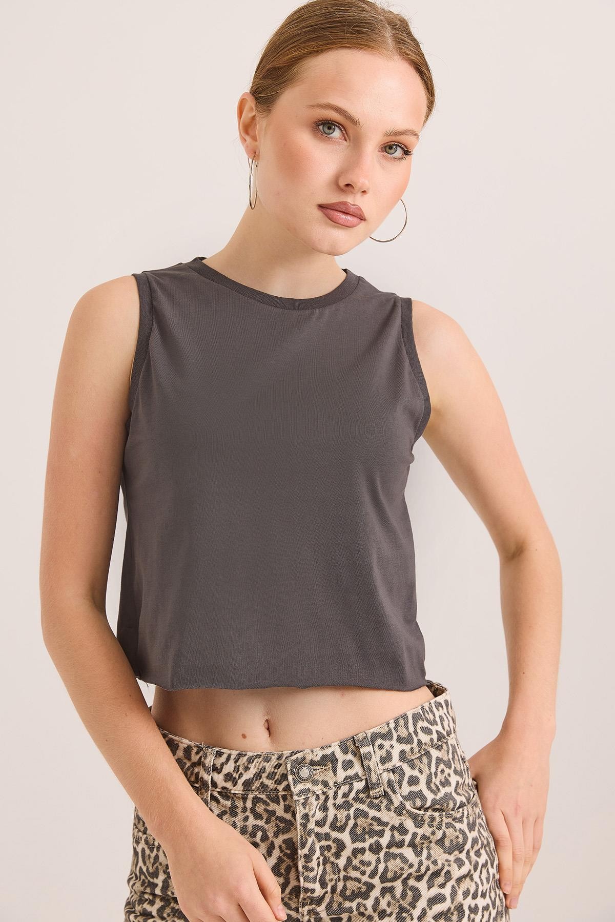 Sıfır Kol Yuvarlak Yaka Havalı Crop Tshirt Füme