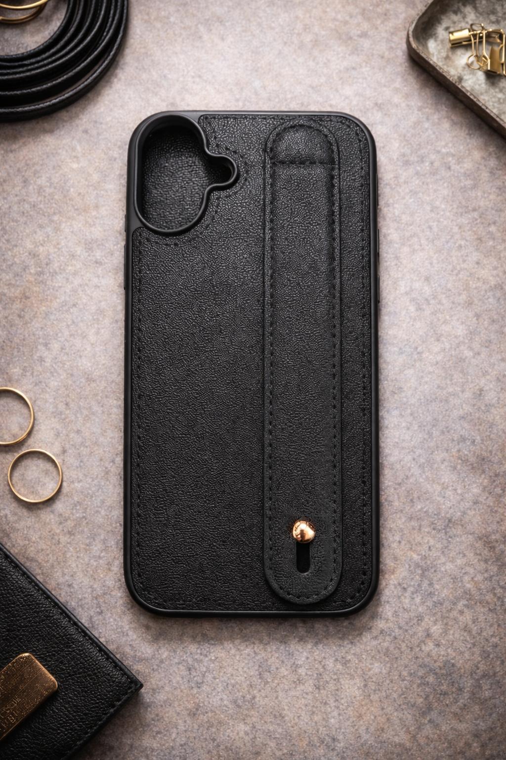 İphone 16 Plus Uyumlu Charmlı ve Harfli Deri Kılıf Siyah