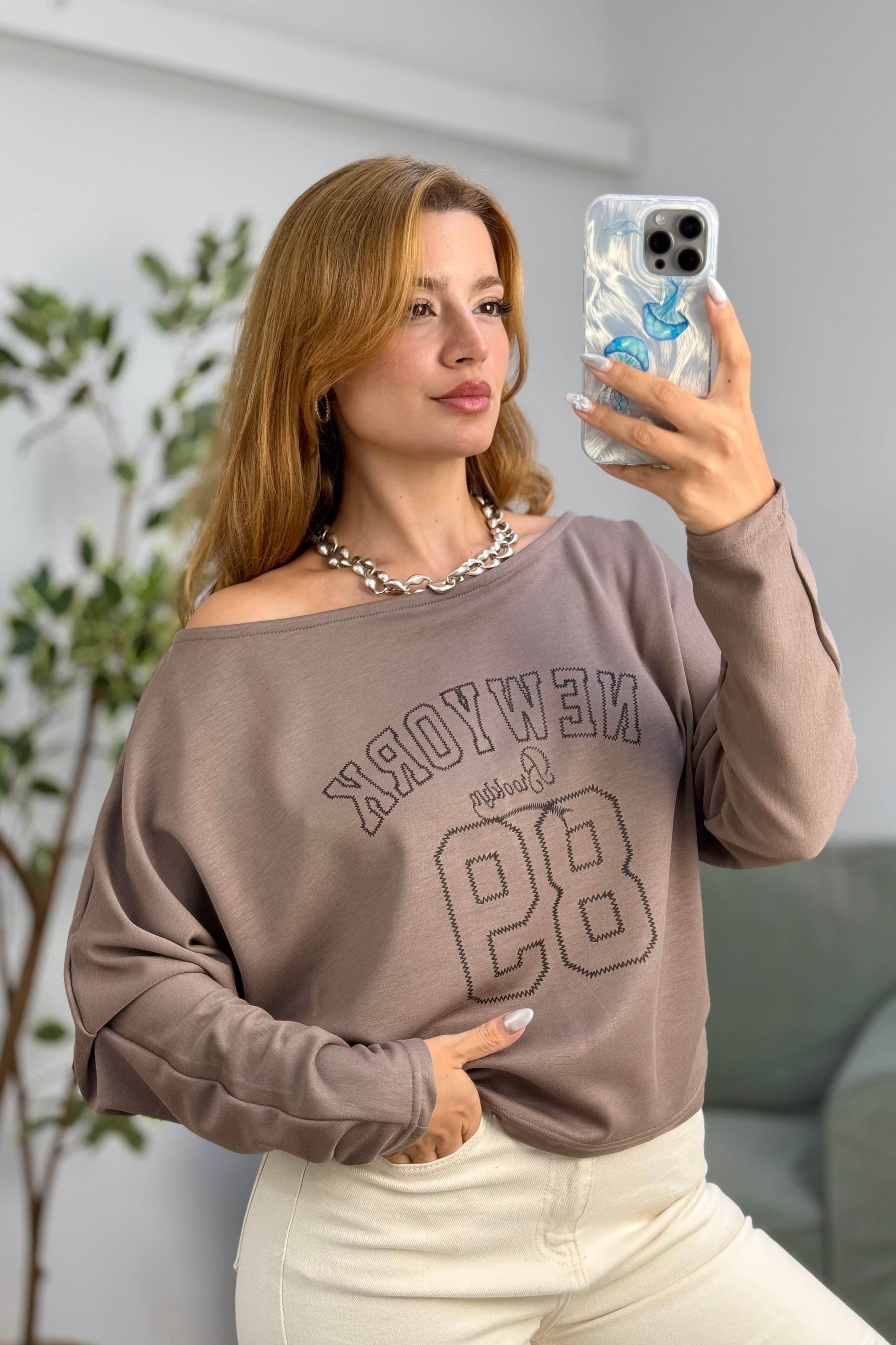Kayık Yaka Viskon New York Baskılı  Uzun Kollu Tshirt Kahve
