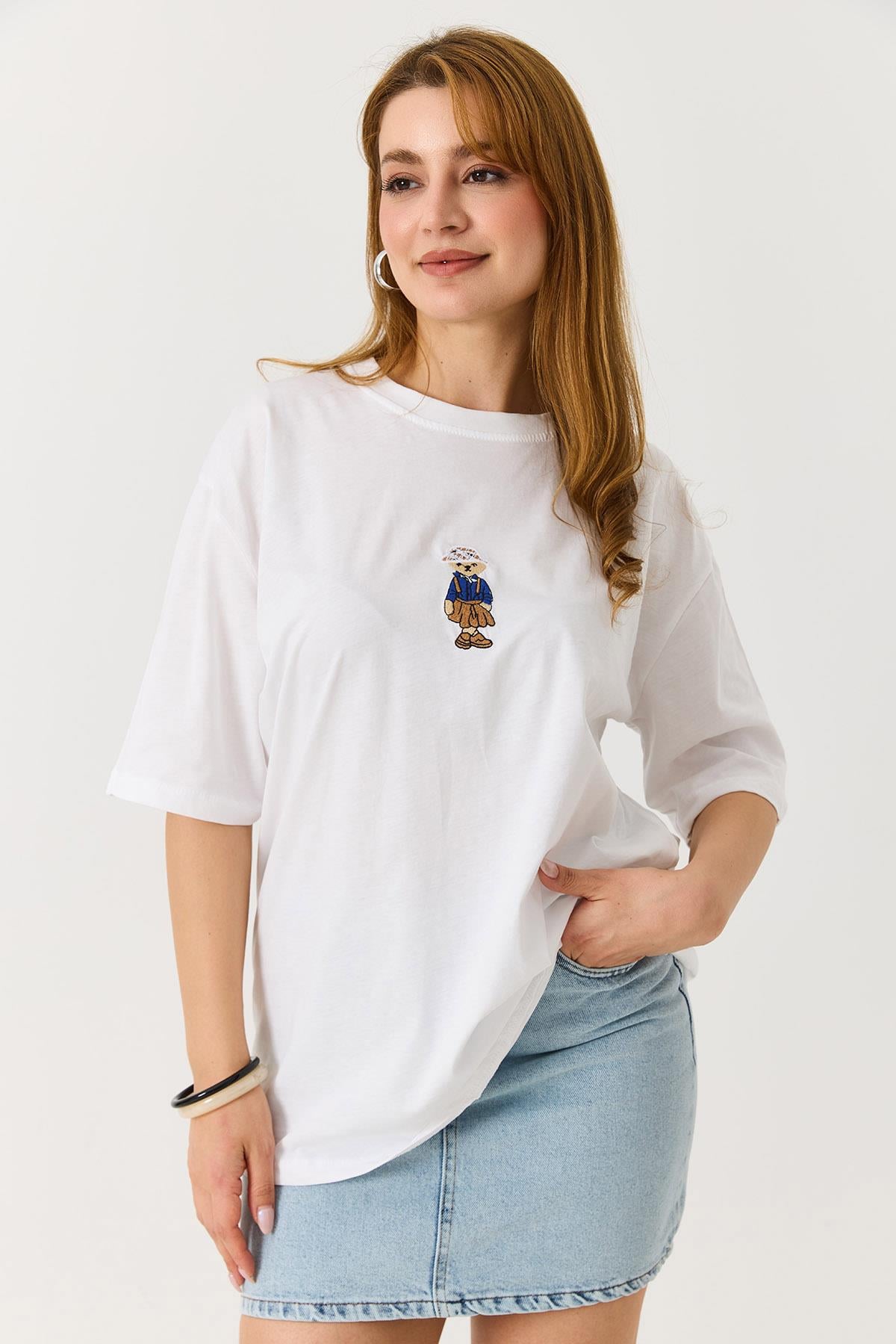 Kadın Ayıcık Figürlü Bisiklet Yaka Oversize Tshirt Beyaz