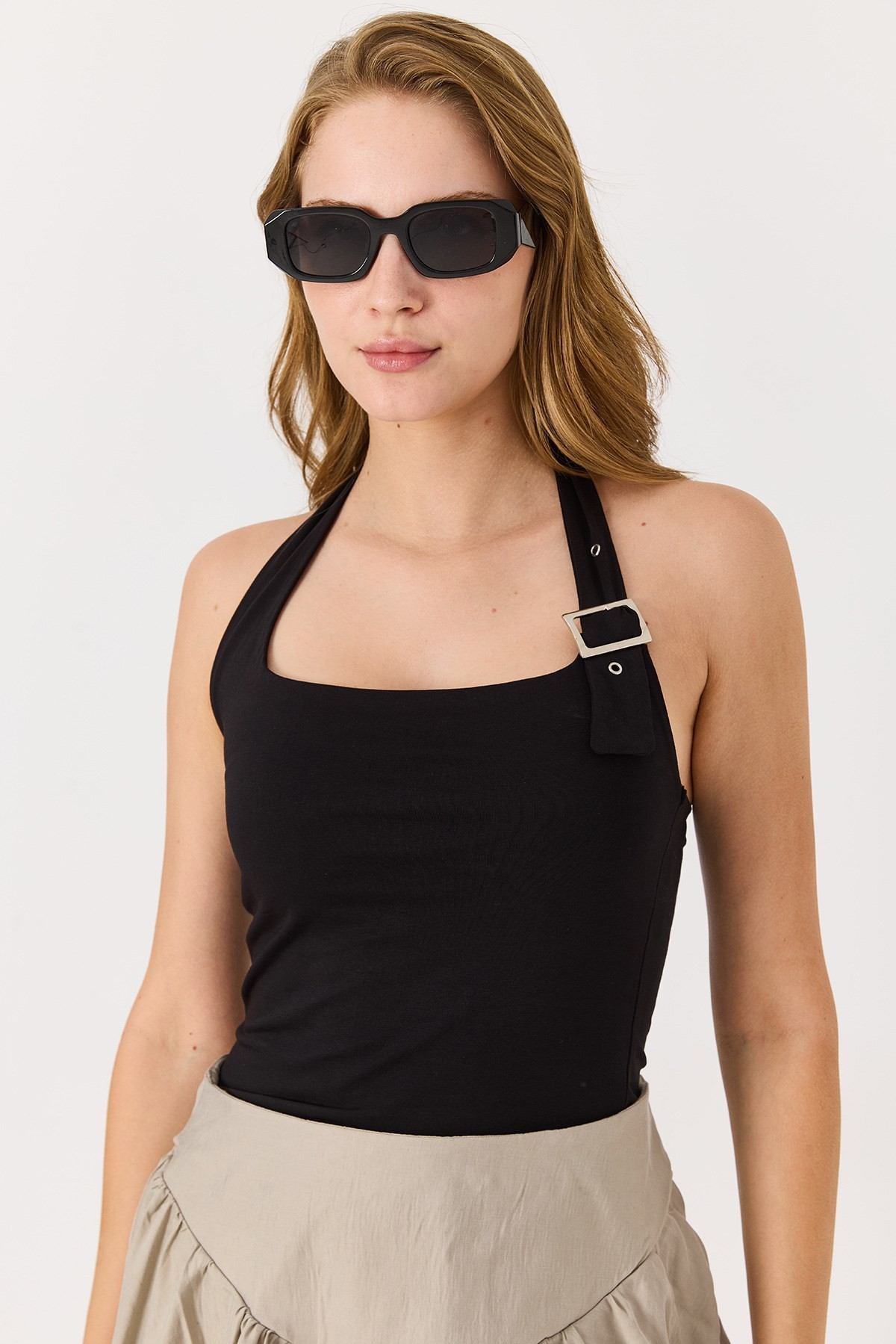Kadın Boyundan Askılı Toka Detaylı Crop Bluz Siyah