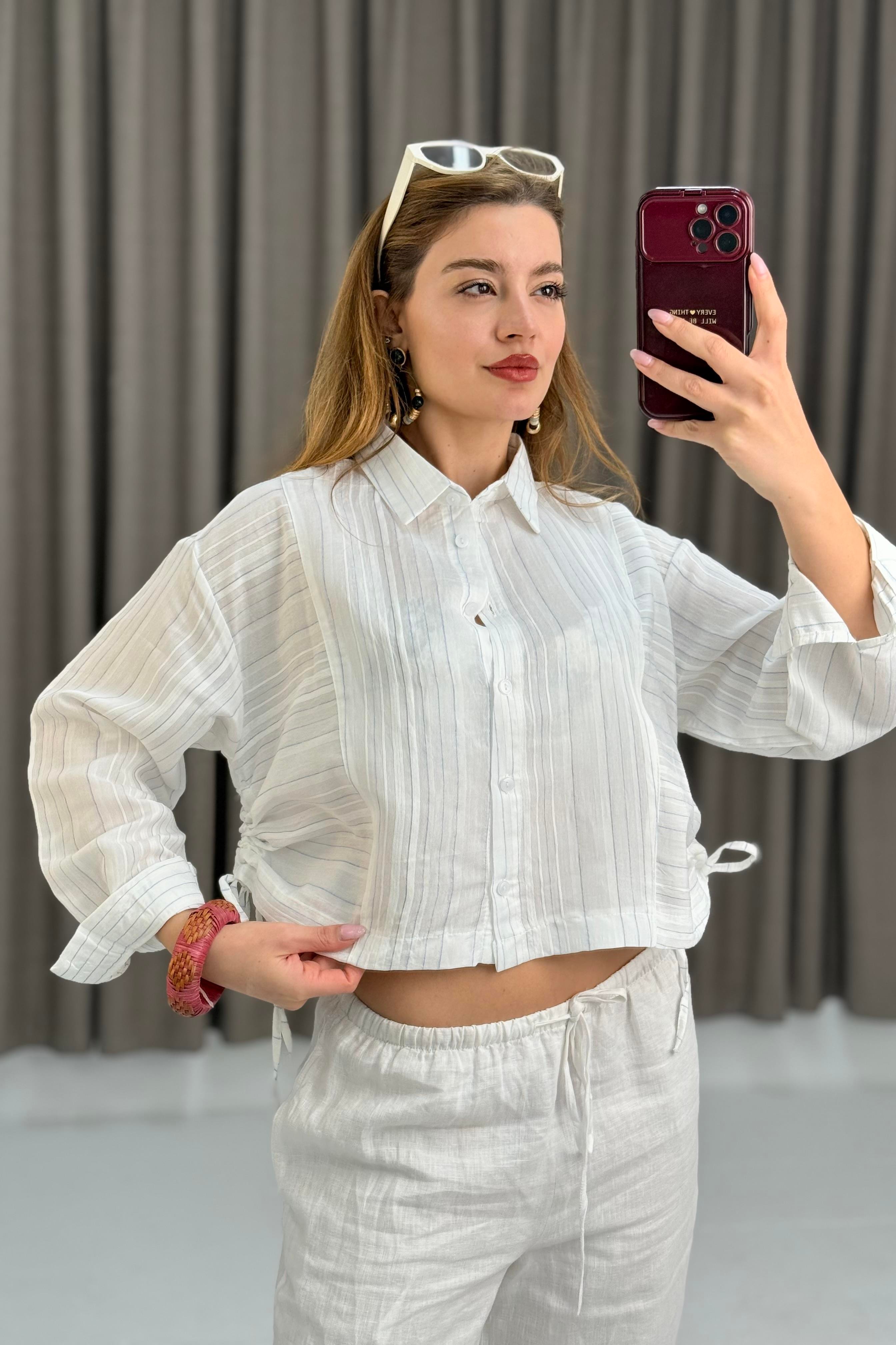 Kadın Yanları Büzgülü Mavi Çizgili Crop Uzun Kol Gömlek Beyaz