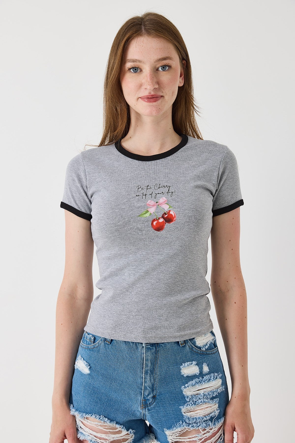 Kadın Dar Kesim Kiraz Baskılı Kısa Kollu Tshirt Gri