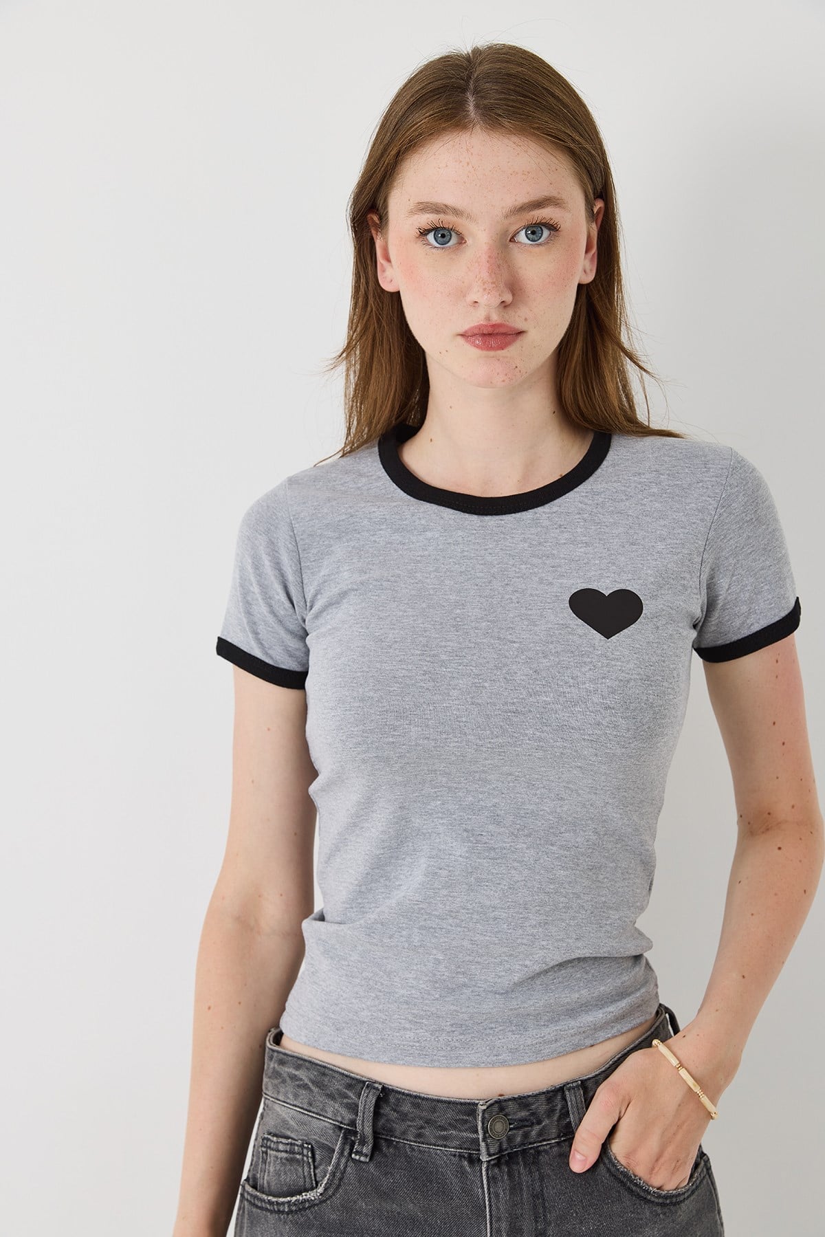 Kadın Dar Kesim Kalp Baskı Kısa Kol Tshirt Gri