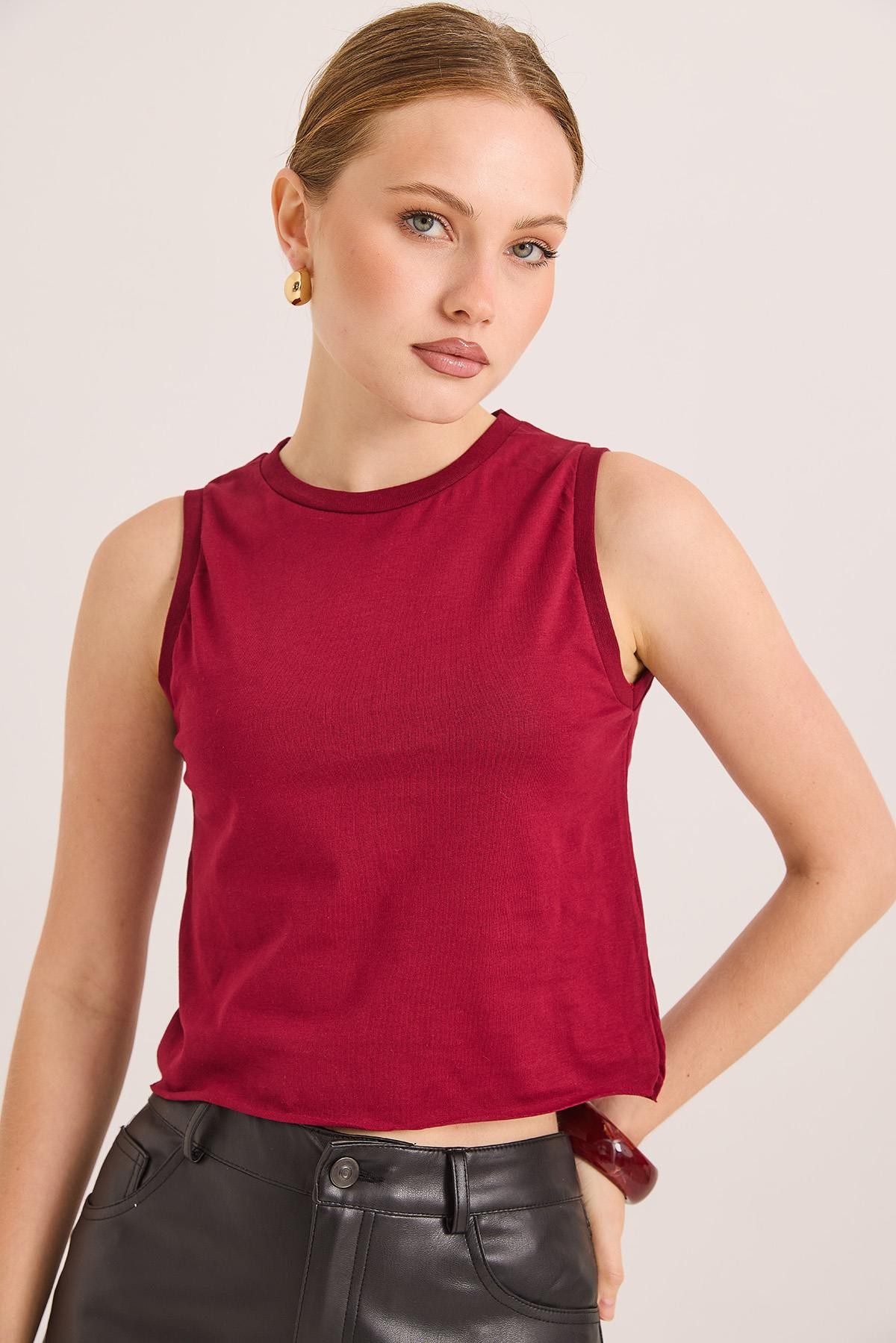 Sıfır Kol Yuvarlak Yaka Havalı Crop Tshirt Bordo