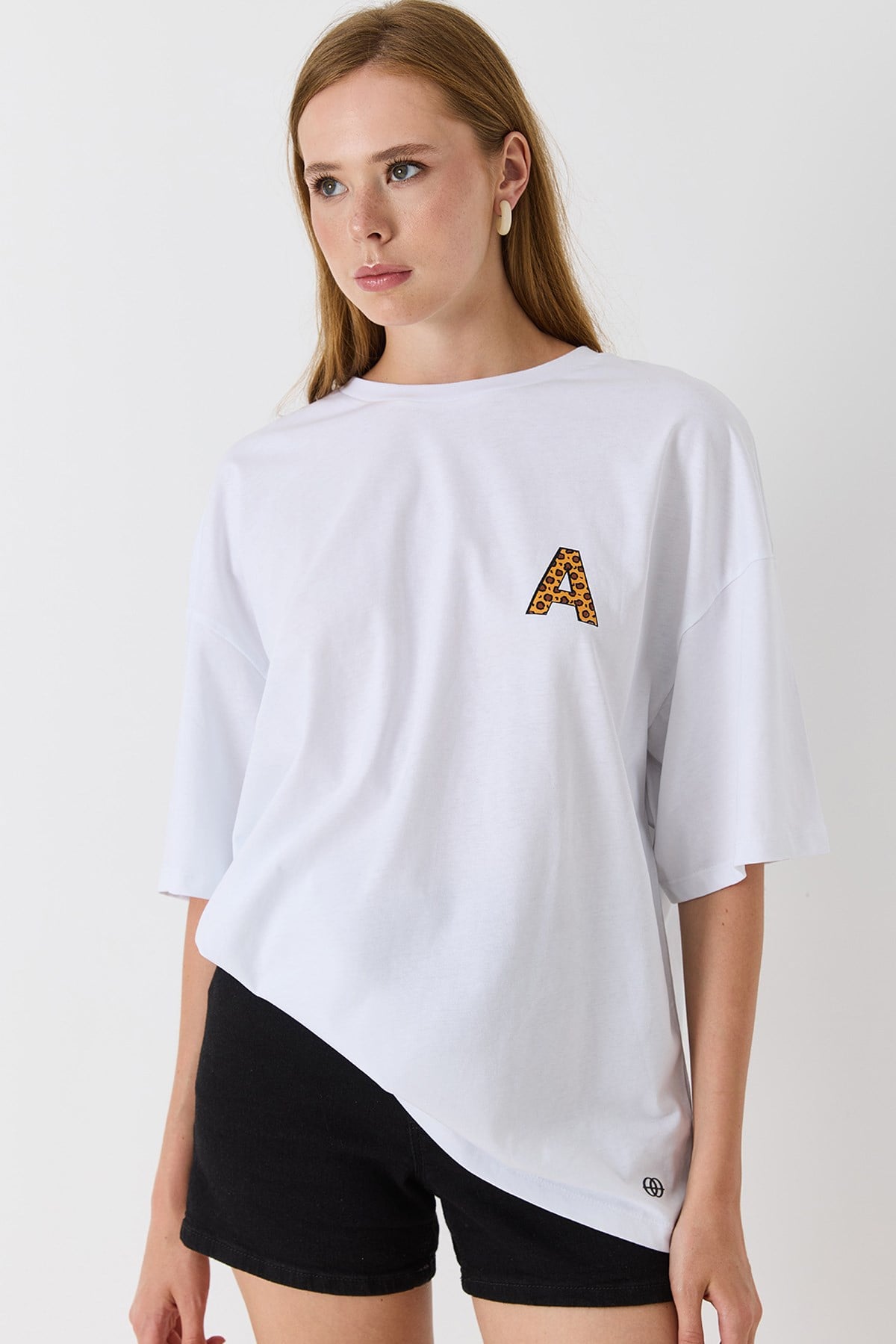Kadın Bisiklet Yaka Leopar Baskılı Tshirt Beyaz