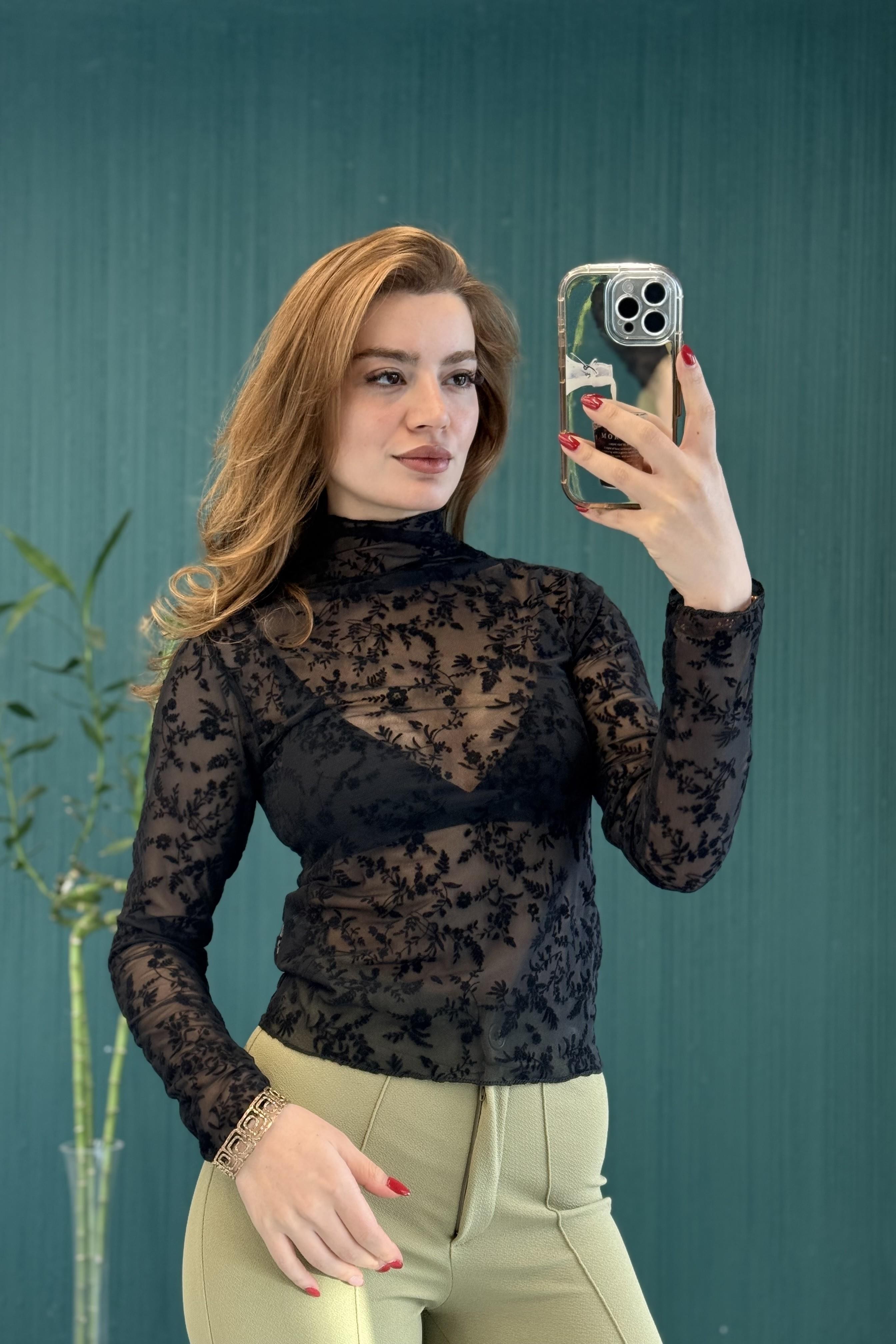 Kadın Boğazlı Transparan Çiçek Detaylı Tül Bluz Siyah