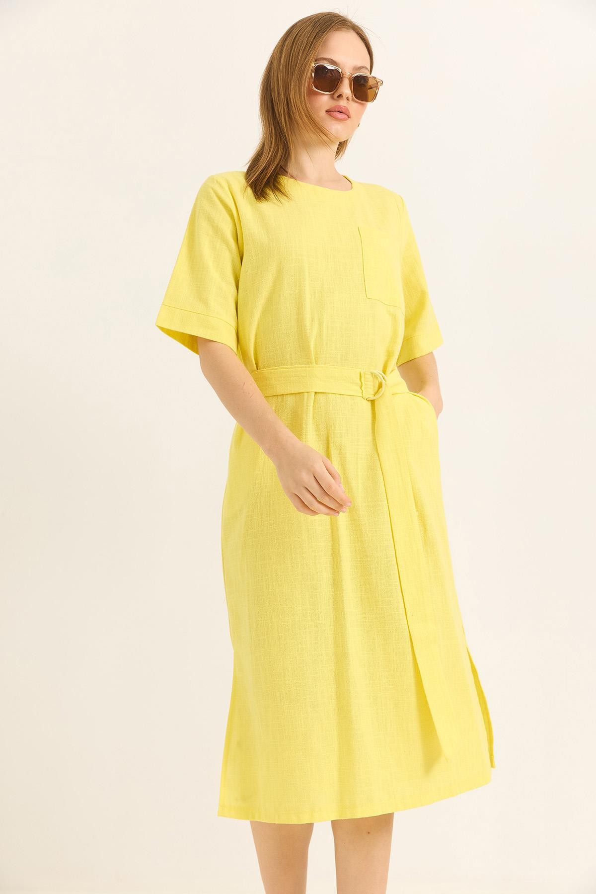Cepli Kemer Detaylı Yırtmaçlı Dokuma Keten Elbise Sarı