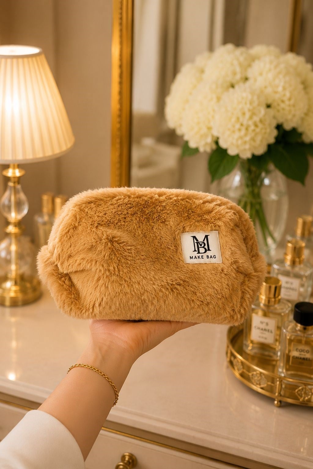 Kadın Peluş Tüylü Charmlı 23X13 Ölçülü Makyaj Çantası Camel