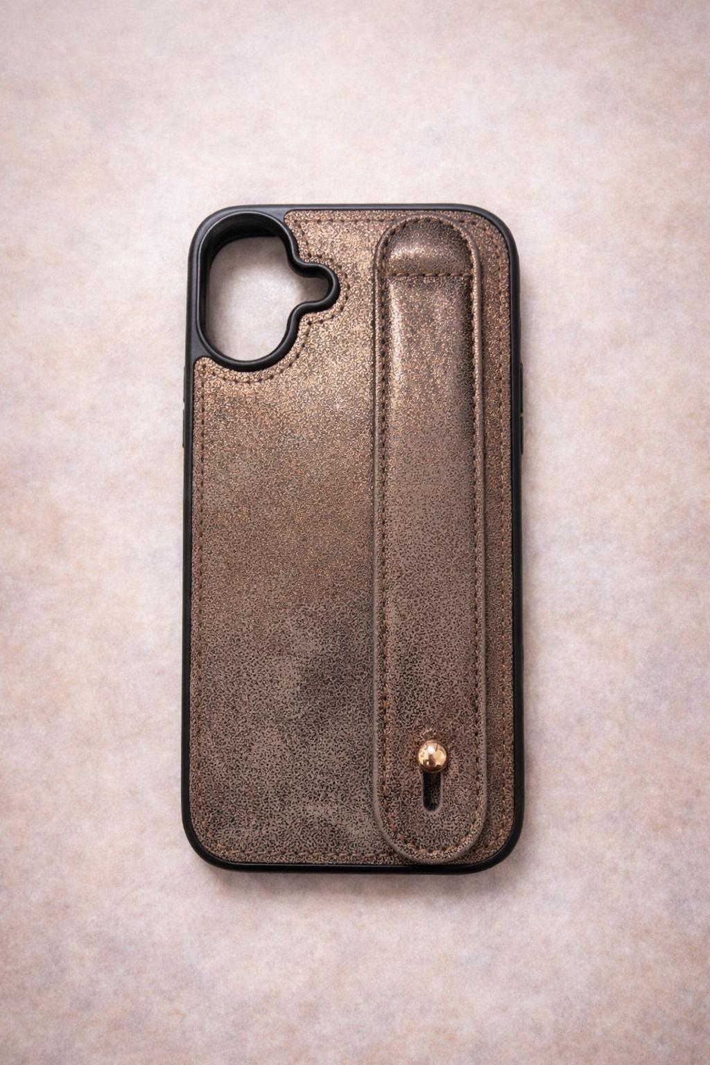 İphone 16 Uyumlu Charmlı ve Harfli Deri Kılıf Kahverengi