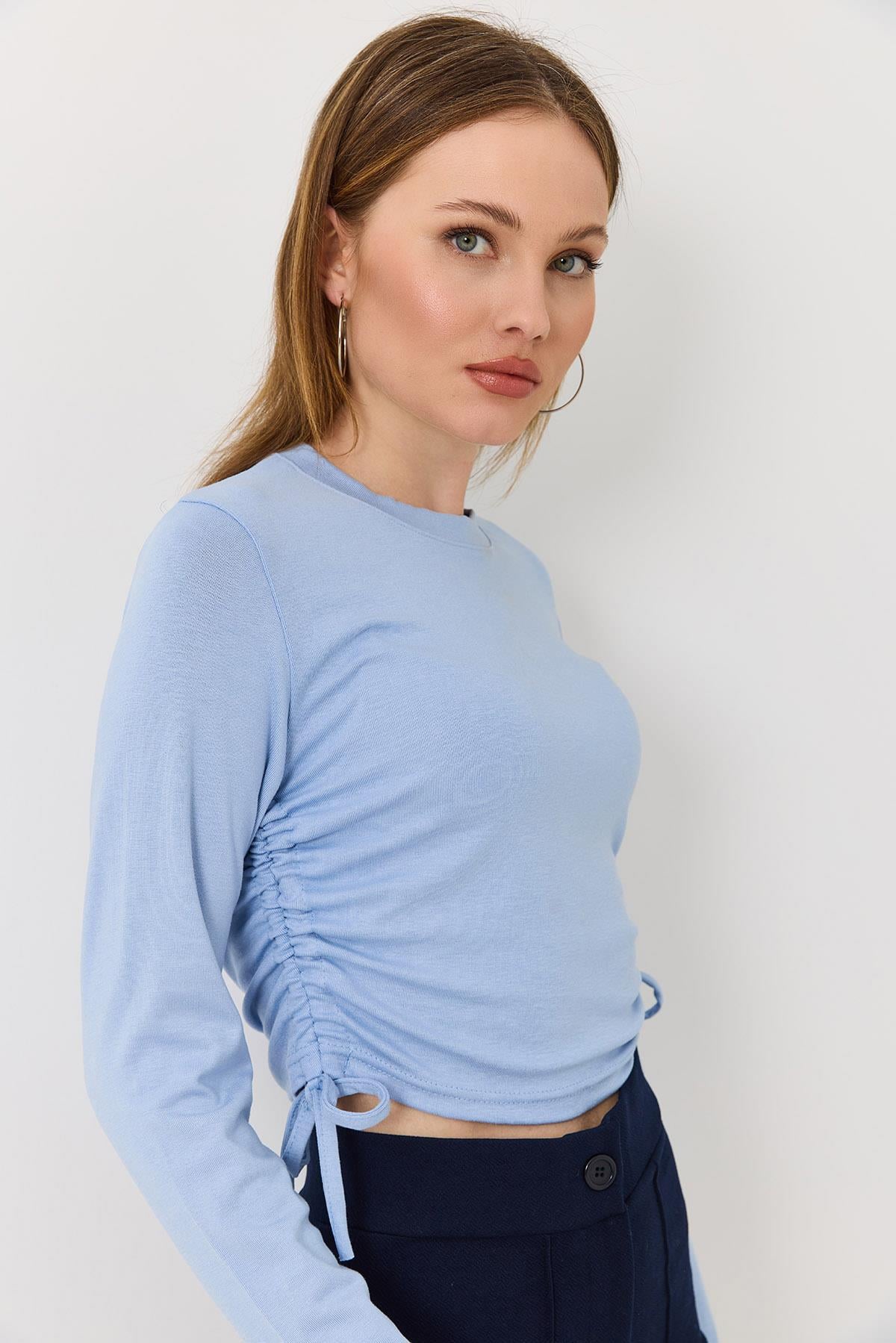 Yanları Büzgülü Uzun Kollu Mavi Bluz 