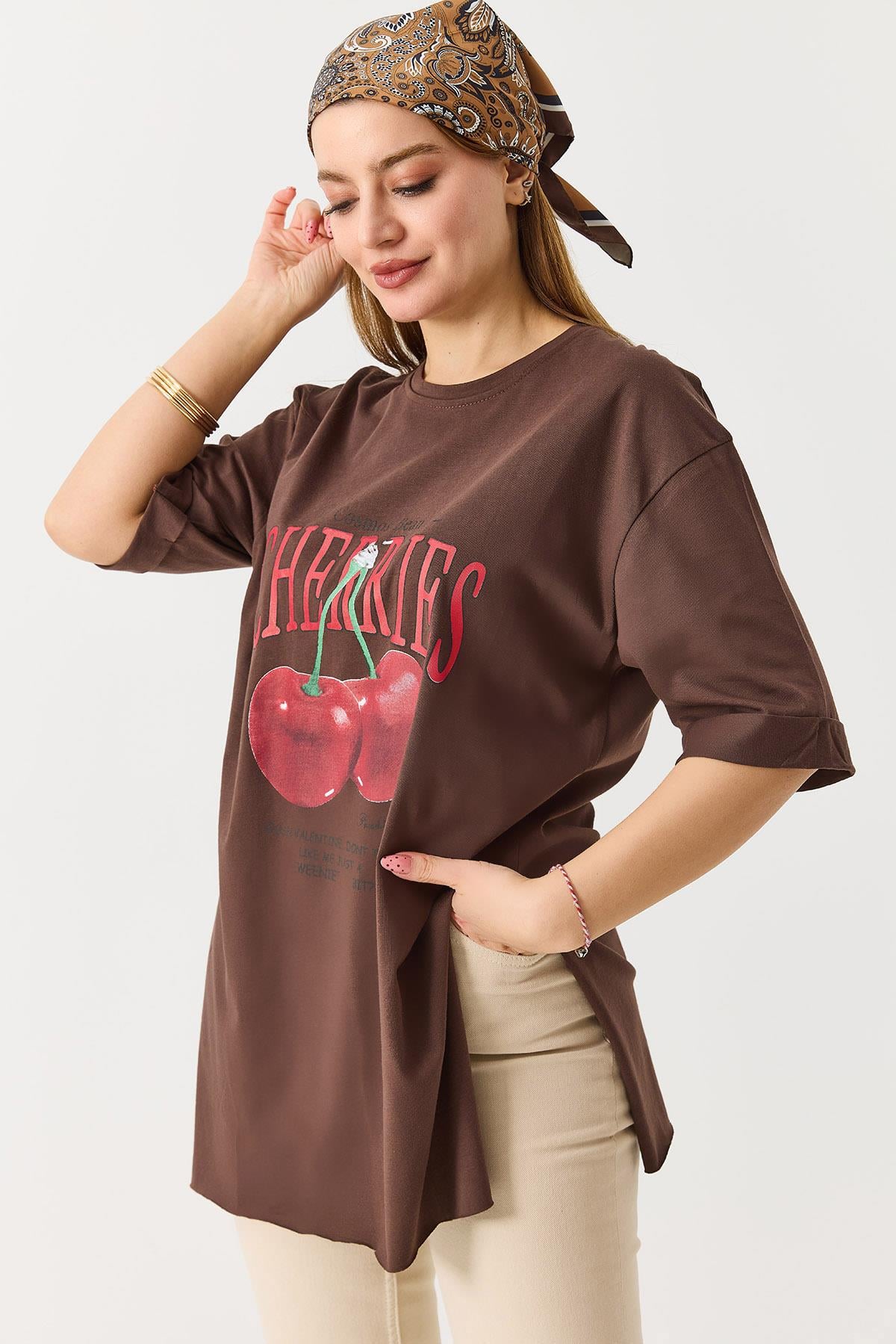 Kadın Kiraz Baskılı Yanları Yırtmaçlı Bisiklet Yaka Tshirt  Kahverengi