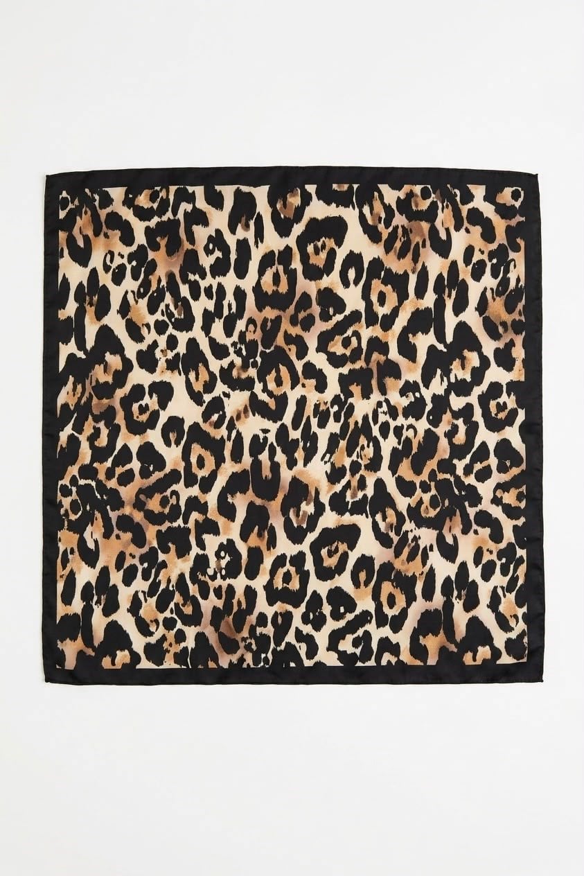  Kenarları Siyah 45X45 Ölçülü Fular Leopar 