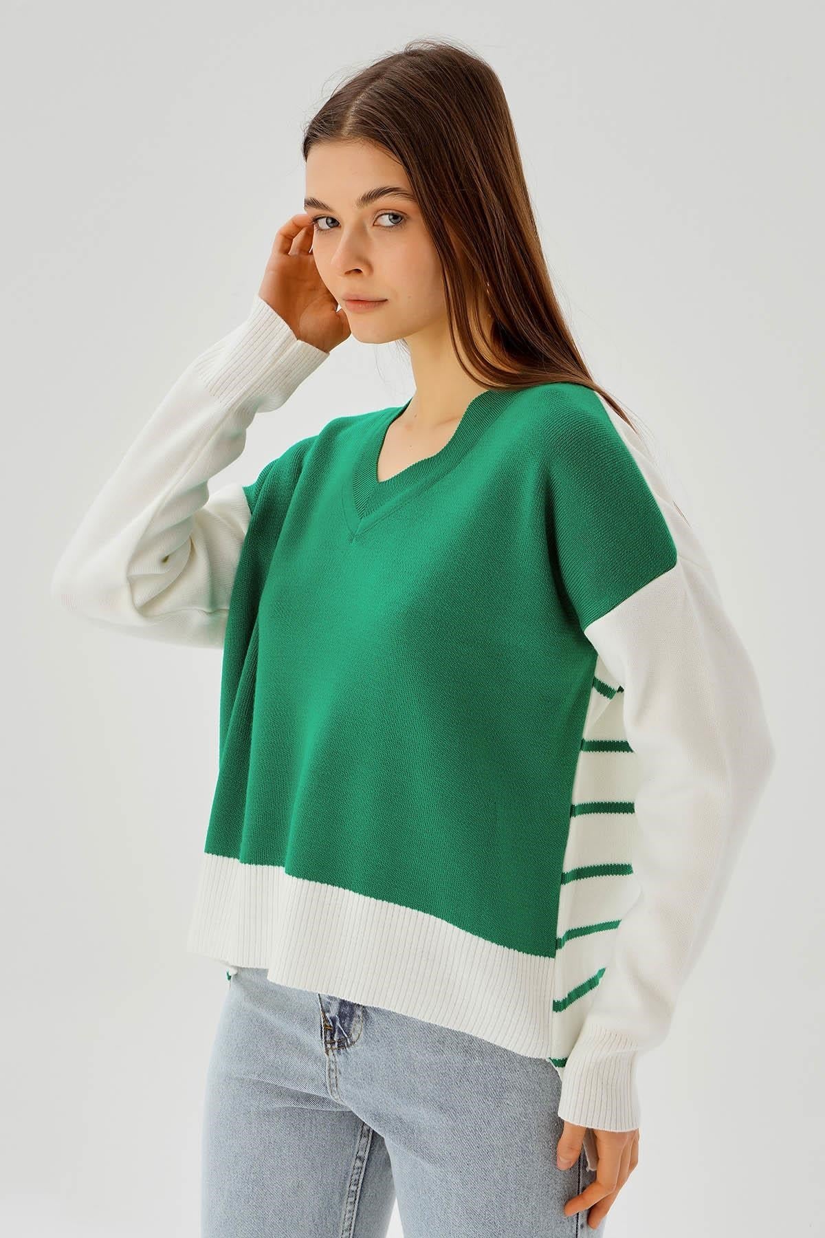 Benetton Yeşili V Yaka Arka Çizgili Kazak 4195