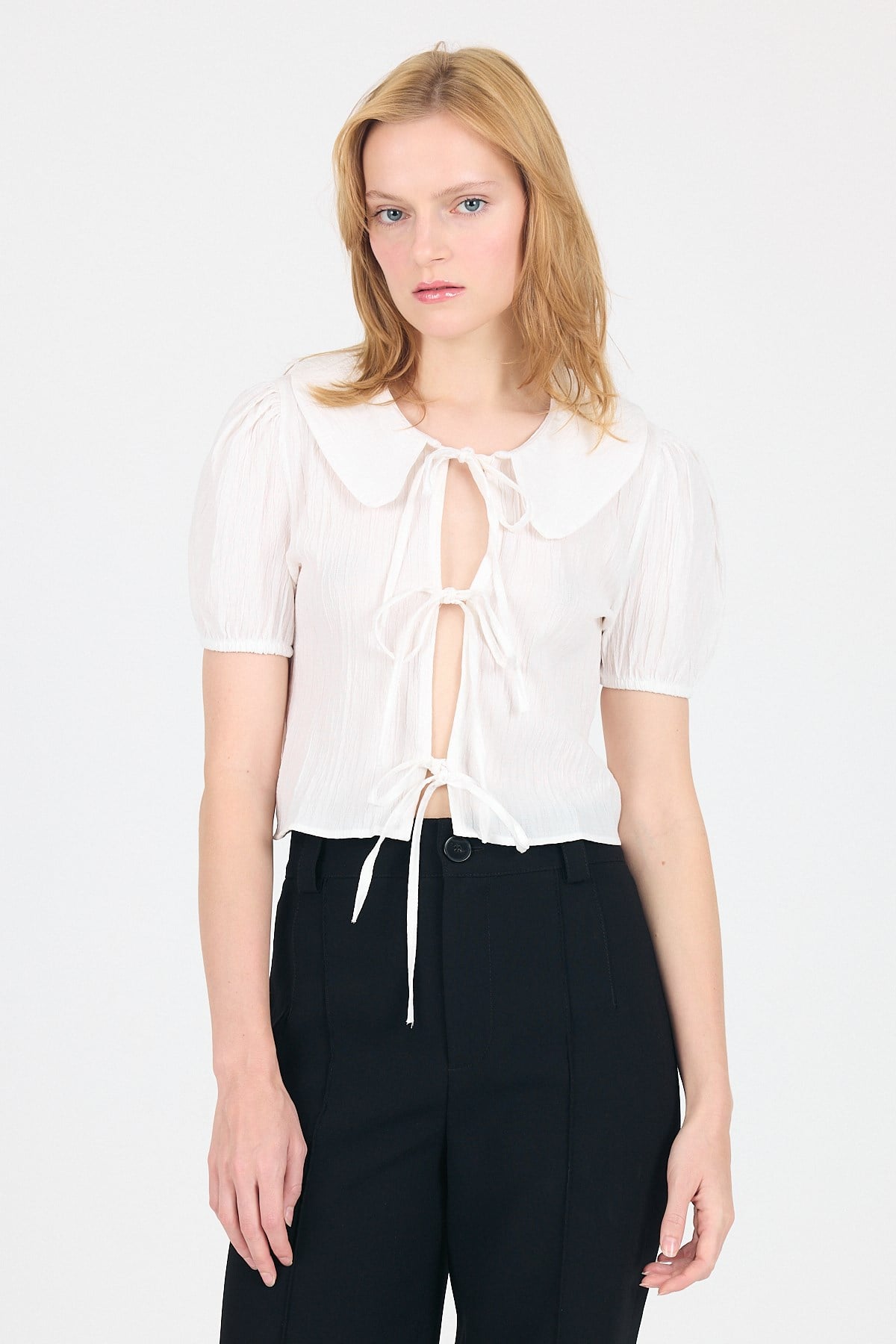 Beyaz Bağlama Detaylı Bebe Yaka Crop Bluz 8064