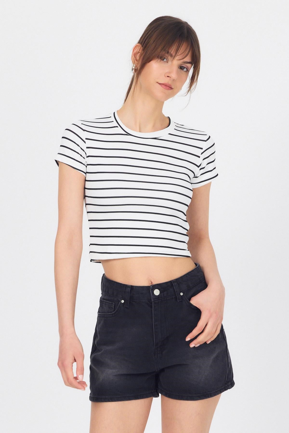 Beyaz Bisiklet Yaka Çizgili Crop Tişört 2147