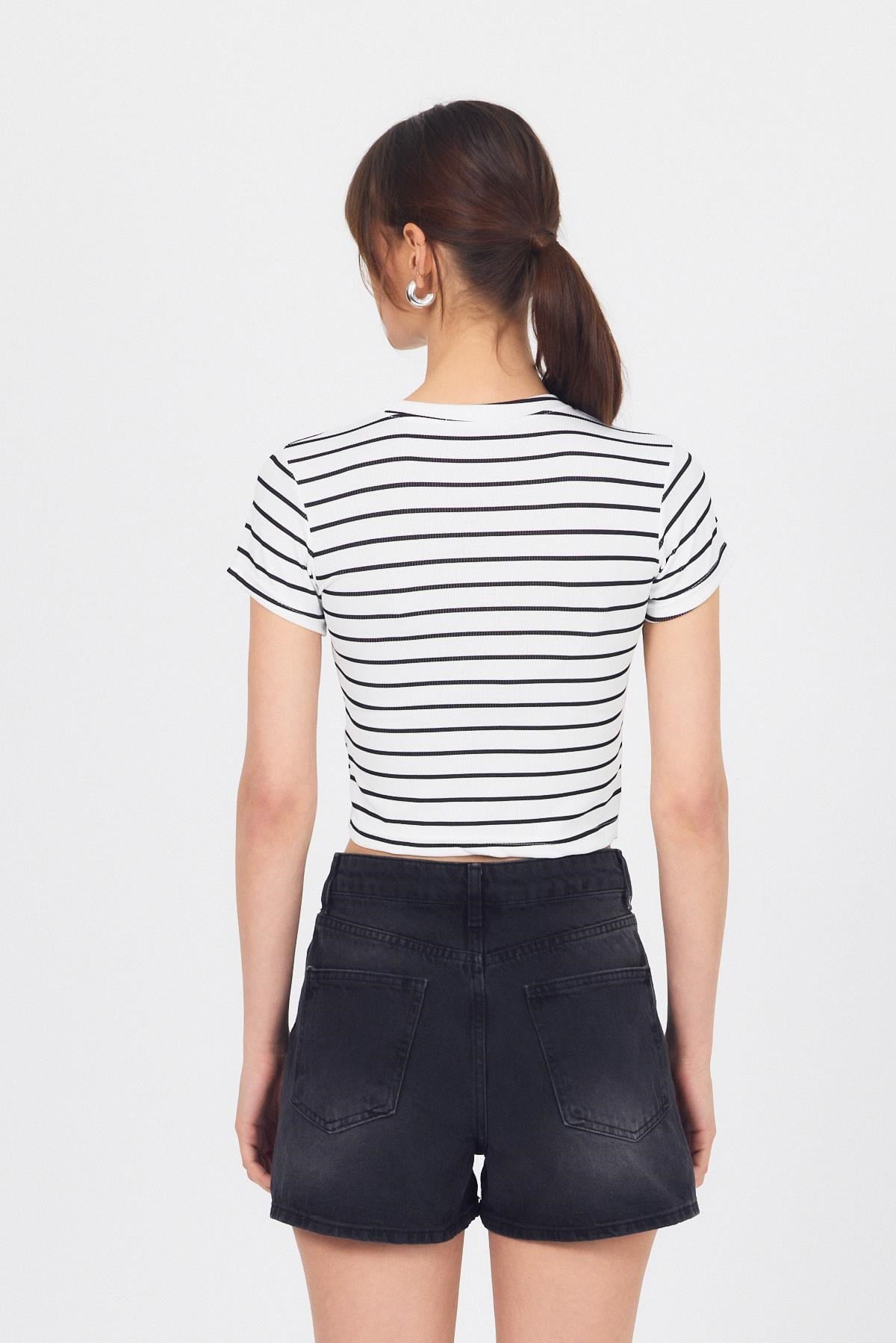 Beyaz Bisiklet Yaka Çizgili Crop Tişört 2147