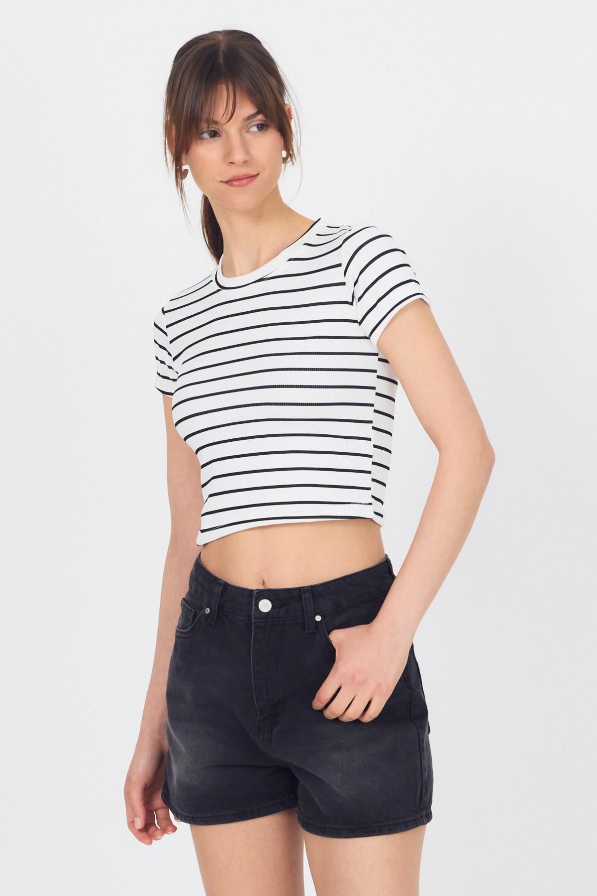 Beyaz Bisiklet Yaka Çizgili Crop Tişört 2147
